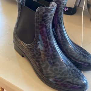 Never worn low top rain boots